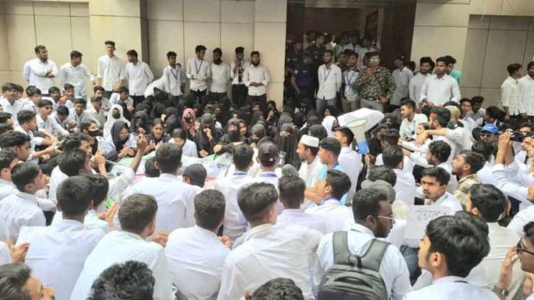 নওগাঁয় কোটা বাতিলসহ ৬ দফা দাবিতে  ক্লাস-পরিক্ষা বর্জন করে আন্দোলনে নেমেছে  শিক্ষার্থীরা