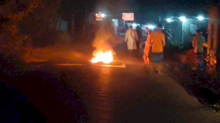 রায়পুরায় ওয়ার্ড বিএনপি সভাপতিকে লক্ষ করে গুলি, প্রতিবাদে সড়কে আগুন, যান চলাচল ব্যহত