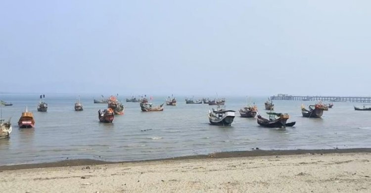নাফনদী থেকে ৫ টি মাছ ধরার ট্রলারসহ বাংলাদেশি  ২২ জেলেকে ধরে নিয়ে গেছে আরাকান আর্মি