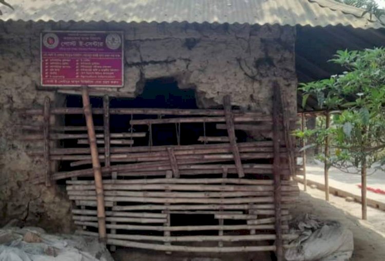 মুখ থুবরে পড়ে আছে দিনাজপুর জেলার চিরির বন্দর উপজেলার ঐতিহ্যবাহী পোস্ট অফিসটি!