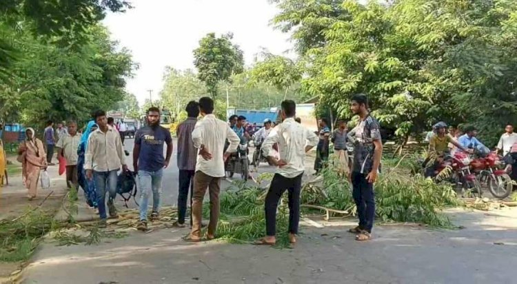 শিক্ষা উপদেষ্টার পদত্যাগের দাবীতে দিনাজপুর শিক্ষা বোর্ডের সামনে ছাত্রদের রাস্তা অবরোধ ও প্রতিবাদ মিছিল