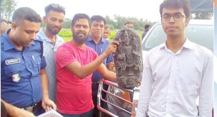 নওগাঁর রাণীনগর কালী গ্রামে জমি চাষের সময় ১৪ কেজি কষ্টি পাথরের বিষ্ণ মূর্তি উদ্ধার