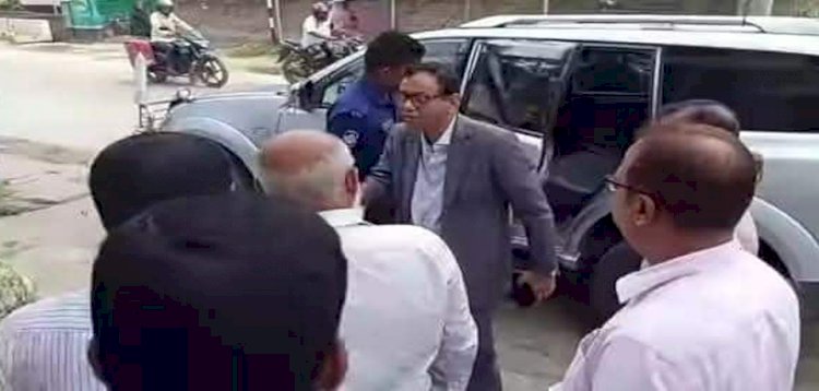 দিনাজপুরজেলা শ্রম ও কর্মসংস্থান মন্ত্রণালয়ের সচিব এ এইচ এম  সফিকুজ্জামান  শুক্রবার সকালে  আঞ্চলিক শ্রম দপ্তর দিনাজপুর কার্যালয় পরিদর্শন করেন ।