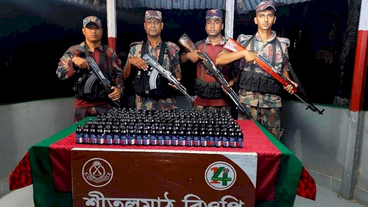 নওগাঁর পত্নীতলায় ১৪ বিজিবি’র অভিযানে সীমান্তে ১৭৪ বোতল ফেন্সিডিল উদ্ধার