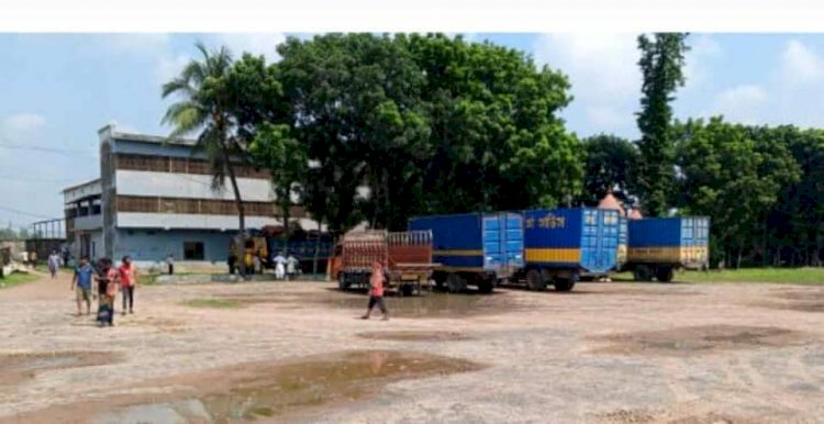 দিনাজপুরের হিলি স্থলবন্দরে আমদানি-রপ্তানি কার্যক্রমে ধীরগতি শ্রমজীবীদের জীবন-জীবিকায়ও ভয়াবহ প্রভাব ফেলছে!