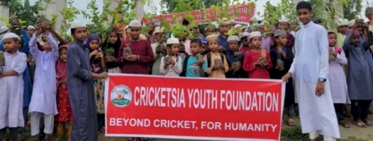 নওগাঁয় ইয়ুথ ফাউন্ডেশনের উগ্যোগে চৌমাশিয়া মাদ্রাসার শিক্ষার্থীদের মাঝে গাছের চার বিতরণ