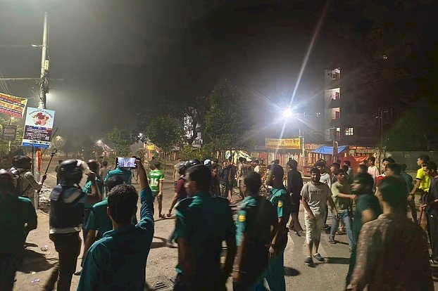 রাজধানীর নিউমার্কেটে ঢাবি ও ঢাকা কলেজ শিক্ষার্থীদের সংঘর্ষ, আহত ৫