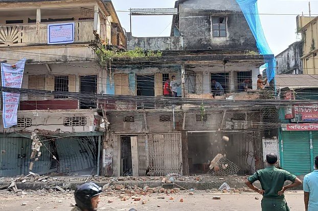 বরিশাল নগরে ঝুঁকিপূর্ণ ঘোষণার এক দশক পর ভবন ভাঙার কাজ শুরু