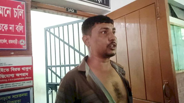 রাজবাড়ীতে বিআরটিএ অফিসে দালালদের দৌরাত্ব ঘুষের টাকা ফেরত চাওয়ায় প্রকাশ্যে মারপিট