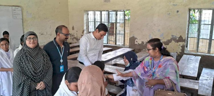 বুড়িচংয়ে শিক্ষার্থীদের দেয়া হচ্ছে টাইফয়েডের টিকা