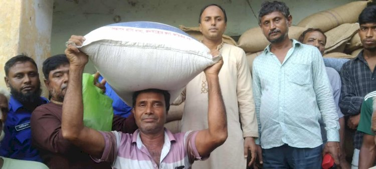 গলাচিপার গোলখালী ইউনিয়নে প্রজনন মৌসুমে জেলেদের মাঝে চাল বিতরণ