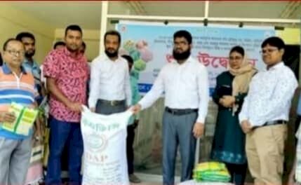 নওগাঁর মহাদেবপুর ছয় হাজার  ৫৪০ জন প্রান্তিক চাষি পাচ্ছেন বিনামূল্যে সার ও বীজের প্রণোদনা