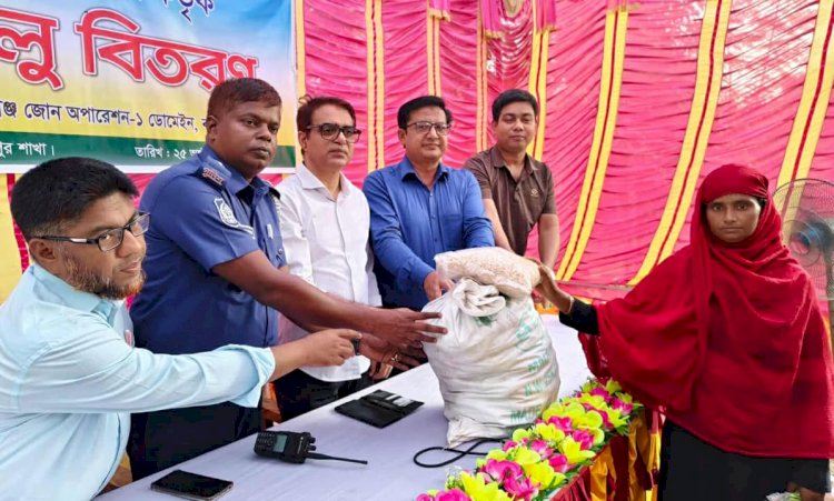 সিরাজগঞ্জে টিএমএসএস'র মানবিক সহায়তা : দুস্থ পরিবারের মধ্যে খাদ্য সামগ্রী বিতরণ