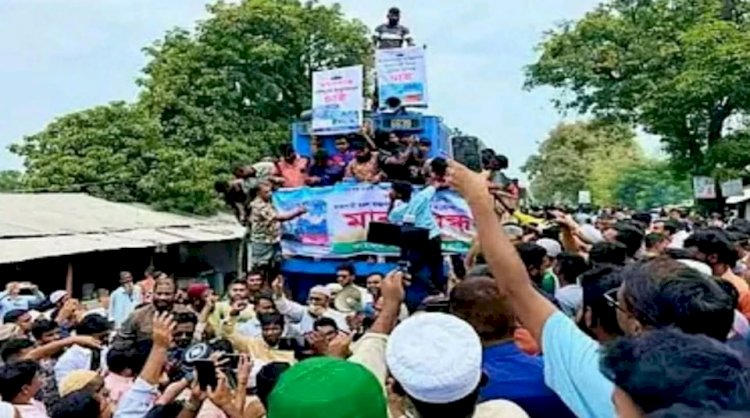 নওগাঁর আত্রাই আহসানগঞ্জ রেলওয়ে স্টেশনে আন্তঃনগর ট্রন থামিয়ে সংস্কারের দাবিত মানববন্ধন