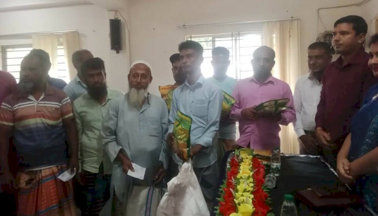 নওগাঁর বদলগাছীতে সরিষা বীজ ও রাসায়নিক সার বিতরণ কার্যক্রমের শুভ উদ্বোধন