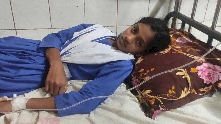 ঠাকুরগাঁওয়ে একই স্কুলের ১১ ছাত্রী হঠাৎ অসুস্থ, হাসপাতালে ভর্তি