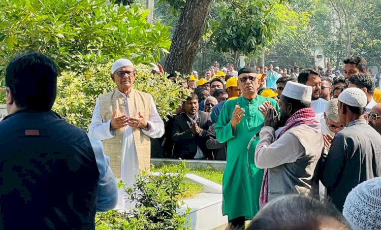 বিএনপি মহাসচিবের কবর জিয়ারত: দুই প্রয়াত নেতার প্রতি গভীর শ্রদ্ধা নিবেদন