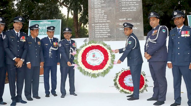 নড়াইলে মুক্তিযুদ্ধ স্মৃতিস্তম্ভ পুস্পস্তবক অর্পণ করেন  পুলিশ সুপার আল মামুন শিকদার