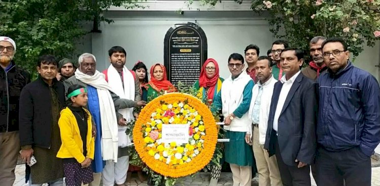 বগুড়ায় বিজয় দিবসের প্রথম প্রহরে শহীদ তোতার কবরে শ্রদ্ধাঞ্জলি