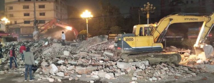 রাজশাহীতে আওয়ামী লীগ কার্যালয় গুঁড়িয়ে দিল বিক্ষুব্ধ ছাত্র জনতা