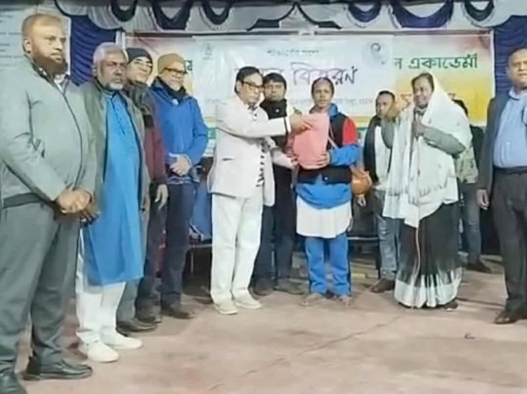 বগুড়ায় টিএমএসএসের উদ্যোগে শীতার্তদের মধ্যে কম্বল বিতরণ।