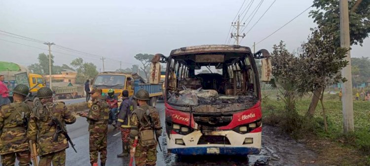 কুমিল্লায় বাস চাপায় পথচারী নিহত, এঘটনায়  বাসে আগুন দেয় ক্ষুব্ধ জনতা