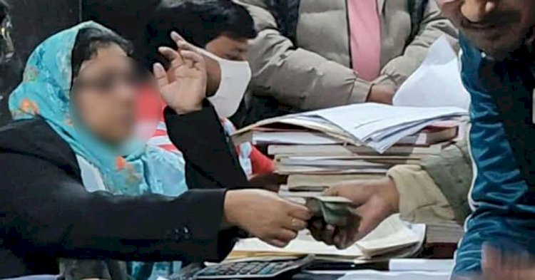 নওগাঁর নিয়ামতপুরে সাব-রেজিস্ট্রি অফিসে এক নারী কর্মচারীর ঘুষ নেওয়ার ভিডিও ভাইরাল!
