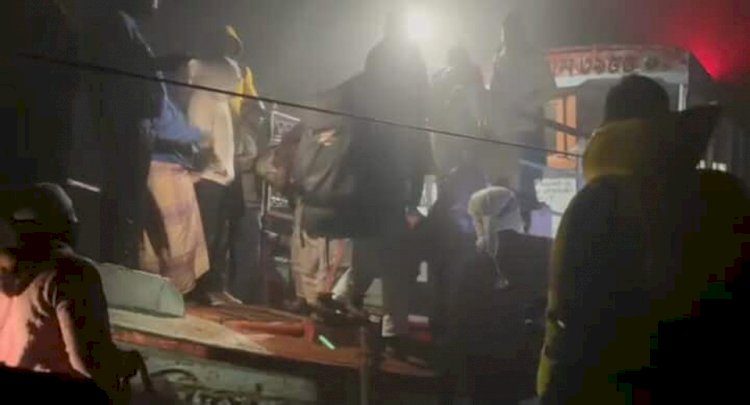 ঘন কুয়াশায় পদ্মার চরে আটকা পড়ল লঞ্চের শতাধিক যাত্রী