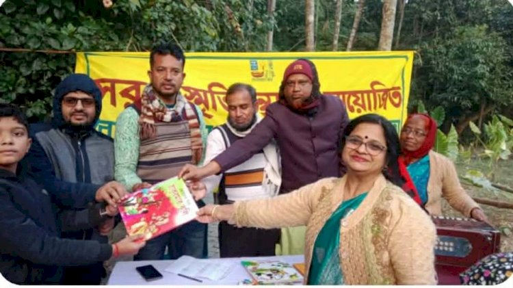 বুড়িহাটি সরলা স্মৃতি গ্রন্থাগারের উদ্যোগে  মেধাবী শিক্ষার্থীদের মাঝে অর্থ প্রদান
