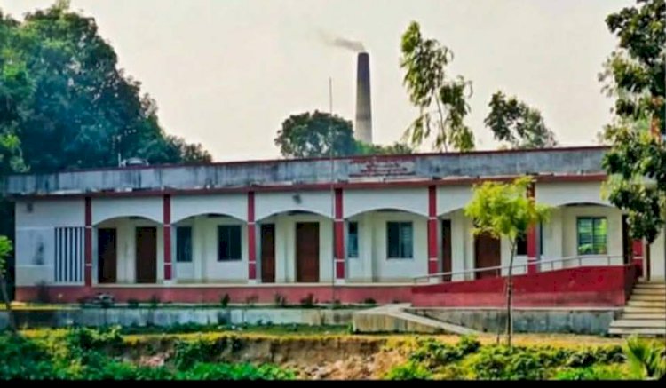 নওগাঁর মান্দায় স্কুলেরের ২৫০ মিটার পাশে 