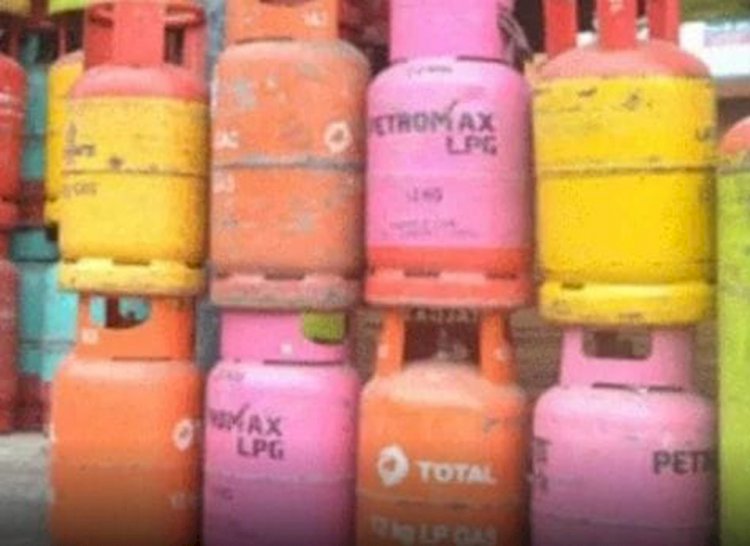 বুড়িচংয়ে  ১২৫০ টাকার রান্নার কাজে ব্যবহৃত এলপিজি গ্যাস এর মূল্য টাকা বৃদ্ধি