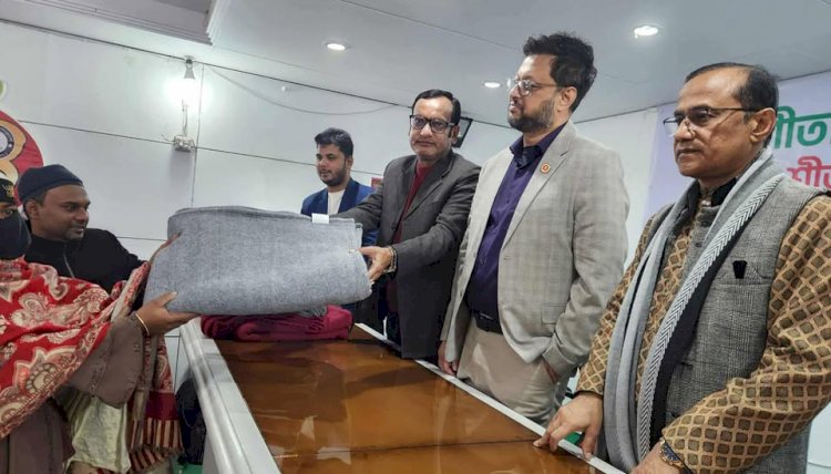 পাবনা প্রেসক্লাবে পাঠশালা’র উদ্যোগে শীতবস্ত্র বিতরণ