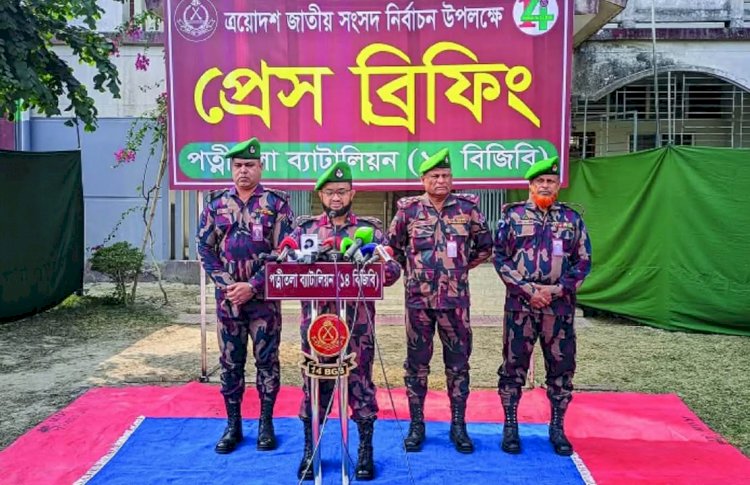 নওগাঁর ধামইরহাটে জাতীয় ত্রয়োদশ সংসদ নির্বাচন উপলক্ষে ১৪ বিজিবির মিডিয়া ব্রিফিং অনুষ্ঠিত