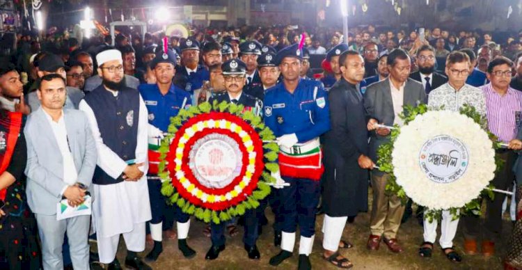 নড়াইলে পুষ্পস্তবক অর্পণ করেন এসপি আল মামুন শিকদার