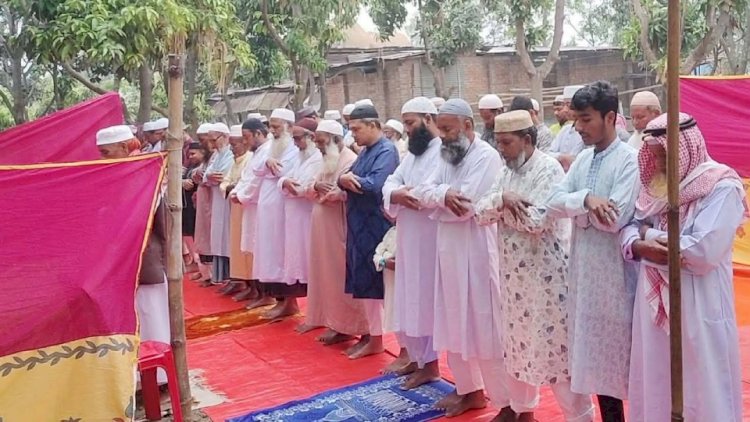 নওগাঁর পত্নীতলায় সৌদিআরবের সঙ্গে মিল রেখে ঈদুল ফিতরের নামাজ অনুষ্ঠিত