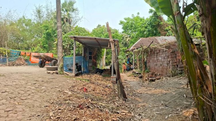 চলাচলের রাস্তা বন্ধ করে ঘর উত্তোলনের অভিযোগ
