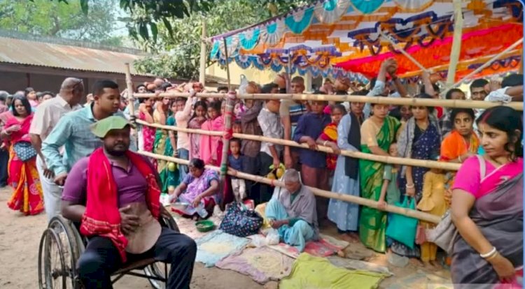 নওগাঁর ঠাকুর মান্দায় শতবর্ষের ঐতিহাসিক ও অলৌকিক রঘুনাথ মন্দিরে ভক্তদের ঢল,  মনস্কামনা অন্ধ ভক্তদের দৃষ্টিশক্তি দান!