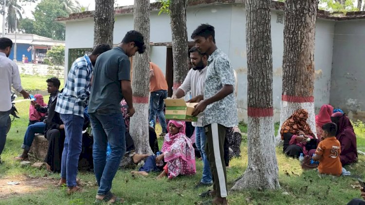 কেশবপুরে ছাত্রদলের আয়োজনে পরীক্ষার্থীদের অভিভাবকদের মাঝে পানি ও বিস্কুট বিতরণ