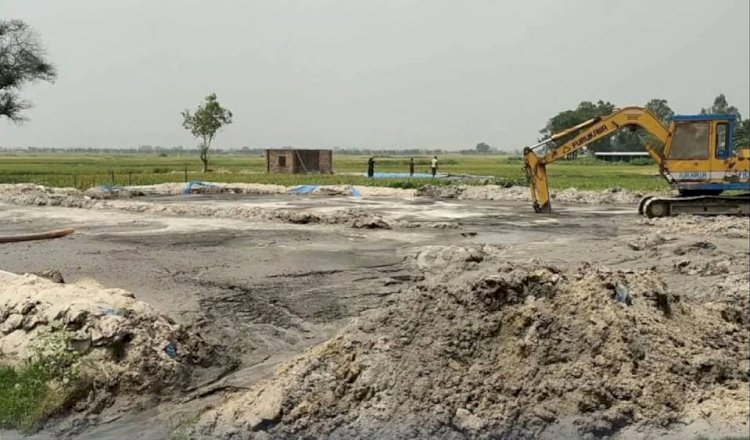 নওগাঁর দুবলহাটি ইউনিয়নে অবৈধ বালু উত্তোলনের মহোৎসব,ইউপি সদস্যে রাজ্জাকের বিরুদ্ধে অভিযোগ