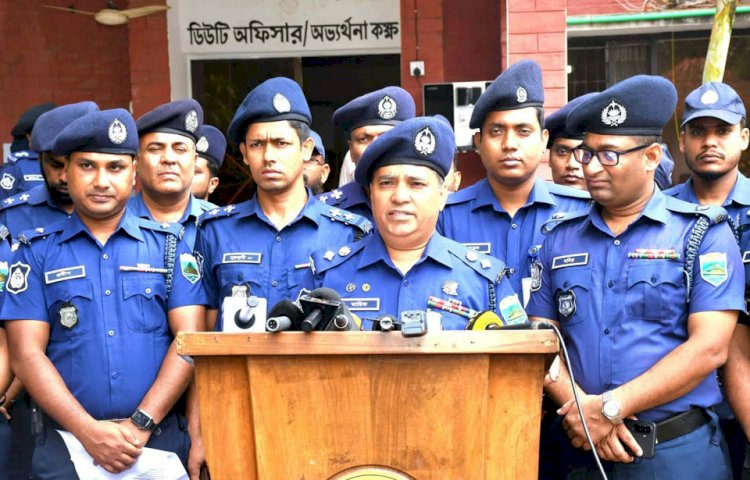 নওগাঁ পুলিশের বিশেষ অভিযানে সান্তাহার-নাটোর রোডে ডাকাতির প্রস্তুতিকালে ৭ সদস্য গ্রেফতার