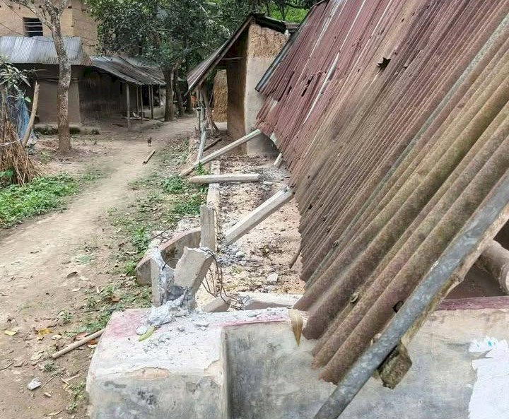 নওগাঁ মহাদেবপুরে অশোকলা জমি জমা বিরোধের জের ইদ্রিস আলির বাড়িতে হামলা অগ্নি সংযোগ