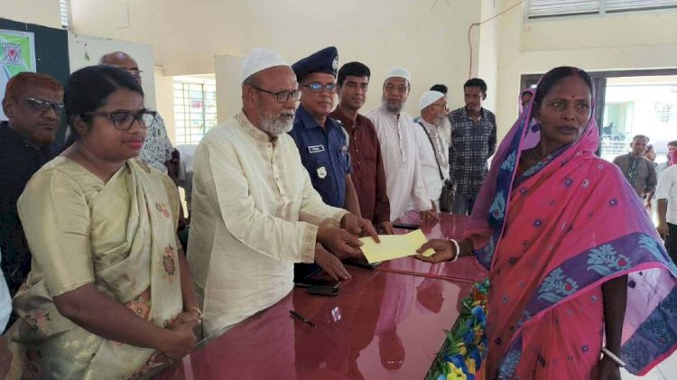 সাপাহারে ক্ষুদ্র নৃ-গোষ্ঠী ও শিক্ষার্থীদের মাঝে নগদ অর্থ বিতরণ