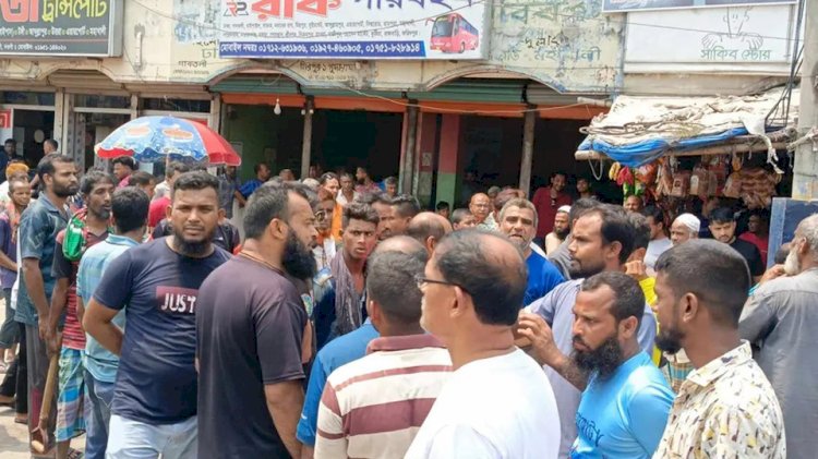 নওগাঁয় বাসচালককে মারধর ও কাউন্টারে হামলা: দূরপাল্লার বাস চলাচল বন্ধ, চরম ভোগান্তি