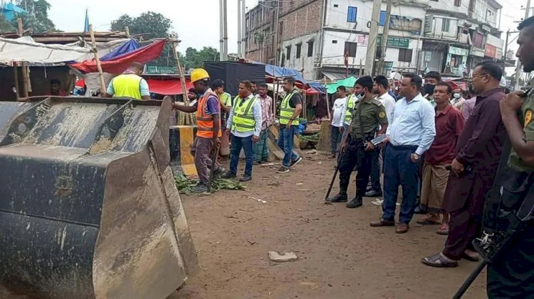 নরসিংদীর শিবপুর ইটাখোলায় অবৈধ দোকান, বাস কাউন্টার উচ্ছেদ ও জরিমানা আদায়