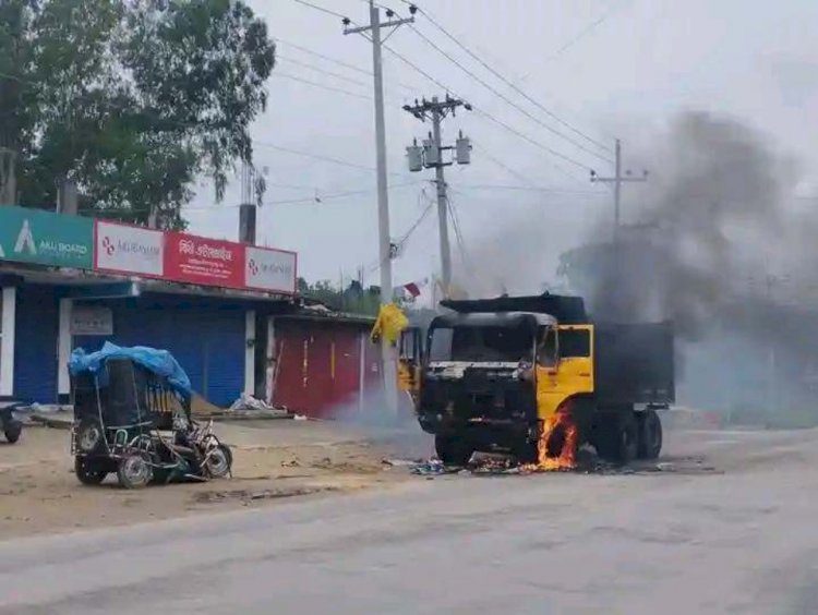 রানীরবন্দরে ড্রাম ট্রাকের ধাক্কায় আটোর চার যাত্রী আহত ড্রাম ট্রাক পুড়িয়ে দিলেন বিক্ষুব্ধ জনতা