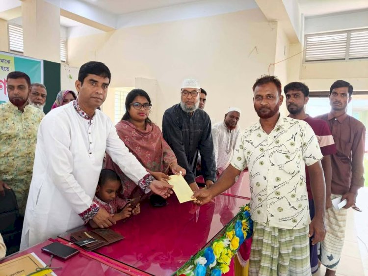 সাপাহারে প্রধানমন্ত্রীর ত্রাণ ও কল্যাণ তহবিলের নগদ অর্থ বিতরণ