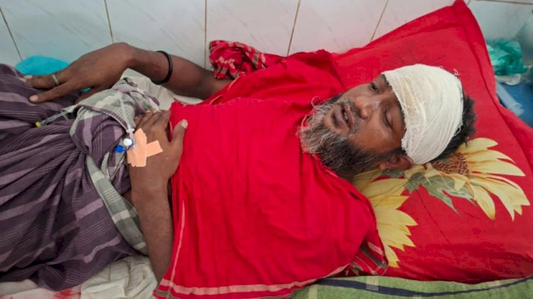 রাবেয়া পরিবহনের শ্রমিকদের বর্বরোচিত হামলা দৈনিক রাজবাড়ী কন্ঠের অফিস সহায়ক রক্তাক্ত
