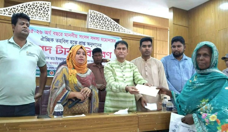 নওগাঁর মান্দায় দুস্থ ও অসহায় মানুষের মাঝে ঐচ্ছিক তহবিলের অর্থ বিতরণ করেন এমপি টিপু