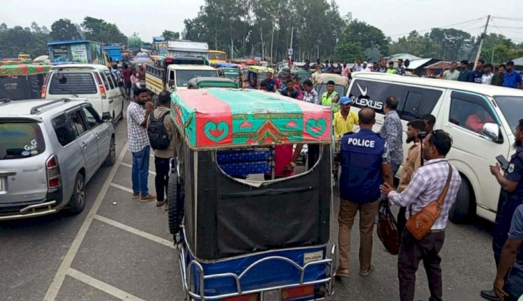 নওগাঁর মান্দা ফেরীঘাটে অটোরিকশা মালিক সমিতির নেতাকে মারধরের অভিযোগ,মহাসড়ক অবরোধ করে বিক্ষোভ