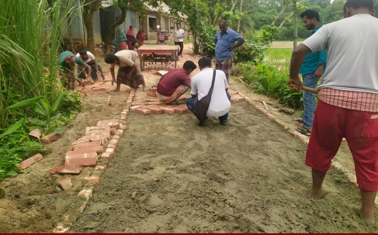 নওগাঁর বলিহার চকরাশ বল্লবগ্রামে এমপি ধলুর উদ্যোগে রাস্তার উন্নয়নে উপকৃত ৬০ পরিবার